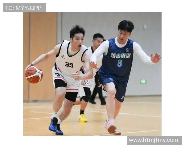 方硕在篮球赛场上的崛起与挑战解析，展现运动员的奋斗精神与团队合作的重要性